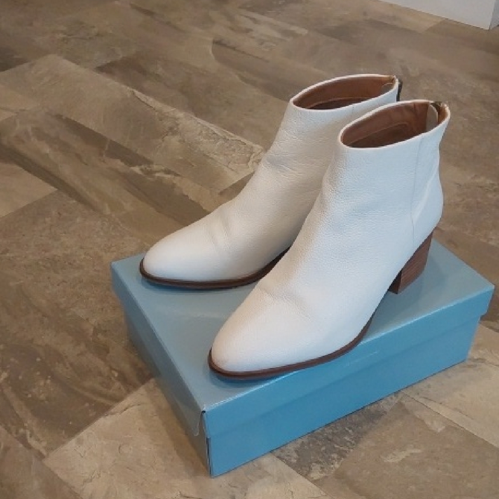Seychelles White Pebble Leather Ankle Boots